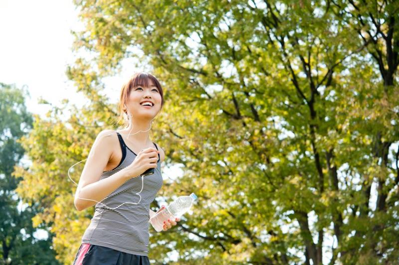 девушка бежит