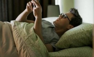 Использование мобильного телефона перед сном ухудшает качество сна