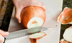 Почему мы плачем, когда режем лук и как этого избежать?