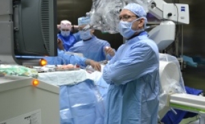 Нейрохирурги Национального центра нейрохирургии совместно с российскими коллегами провели уникальную операцию на позвоночнике