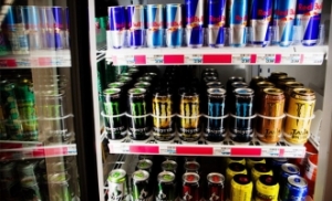 Страдающим от аритмии людям порекомендовали воздержаться от приема энергетиков